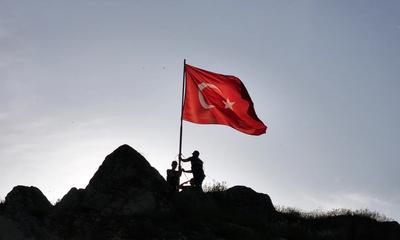 Sivas’ın 8 Asırlık Gururu Yeniden Göndere Çekildi: Türk Bayrağı İçin Zorlu Tırmanış