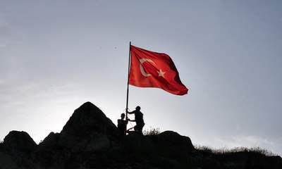 Sivas’ın 8 Asırlık Gururu Yeniden Göndere Çekildi: Türk Bayrağı İçin Zorlu Tırmanış