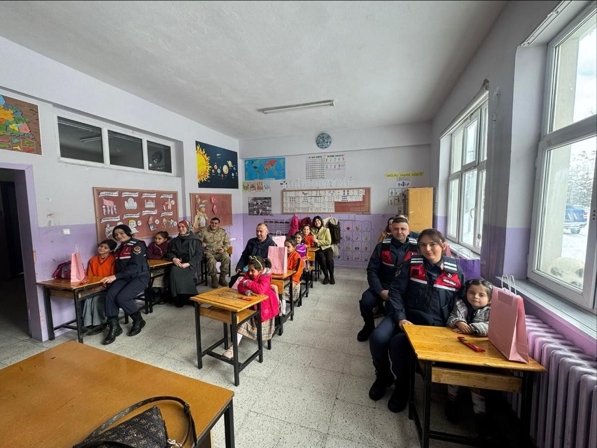 Sivas Jandarması’ndan Zara’da Anlamlı Karne Sürprizi: Miniklerin Sevinci Paylaşıldı