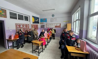 Sivas Jandarması’ndan Zara’da Anlamlı Karne Sürprizi: Miniklerin Sevinci Paylaşıldı