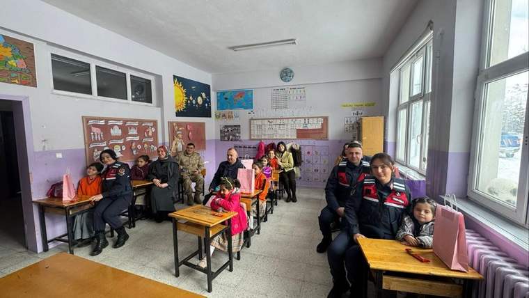 Sivas Jandarması’ndan Zara’da Anlamlı Karne Sürprizi: Miniklerin Sevinci Paylaşıldı
