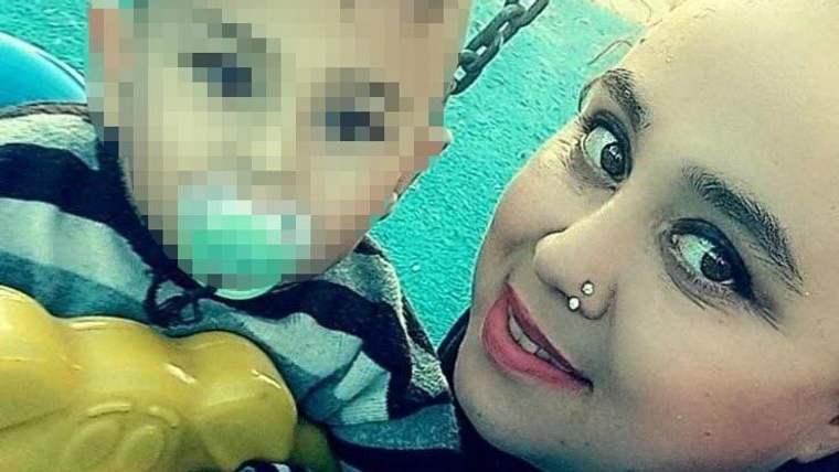 Yüzü piksellenmiş bir çocukla bir kadın, zincirli bir salıncak yakınında kameraya bakıyor.
