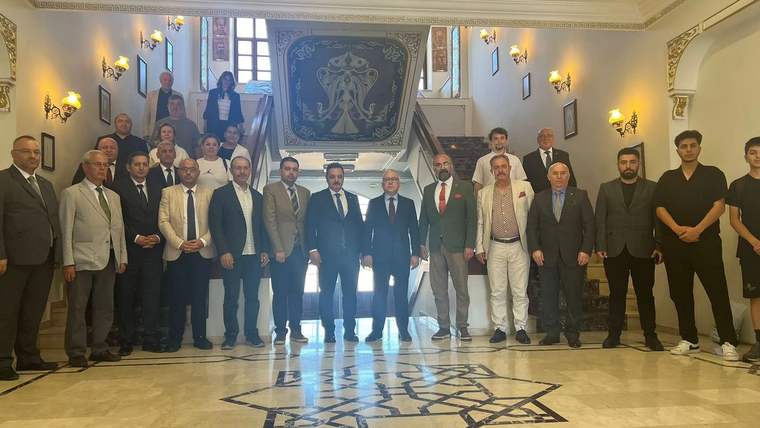Sivas'ta bir grup insan, merdivenlerde topluca poz veriyor. Arkada tarihi bir bina görünmekte.