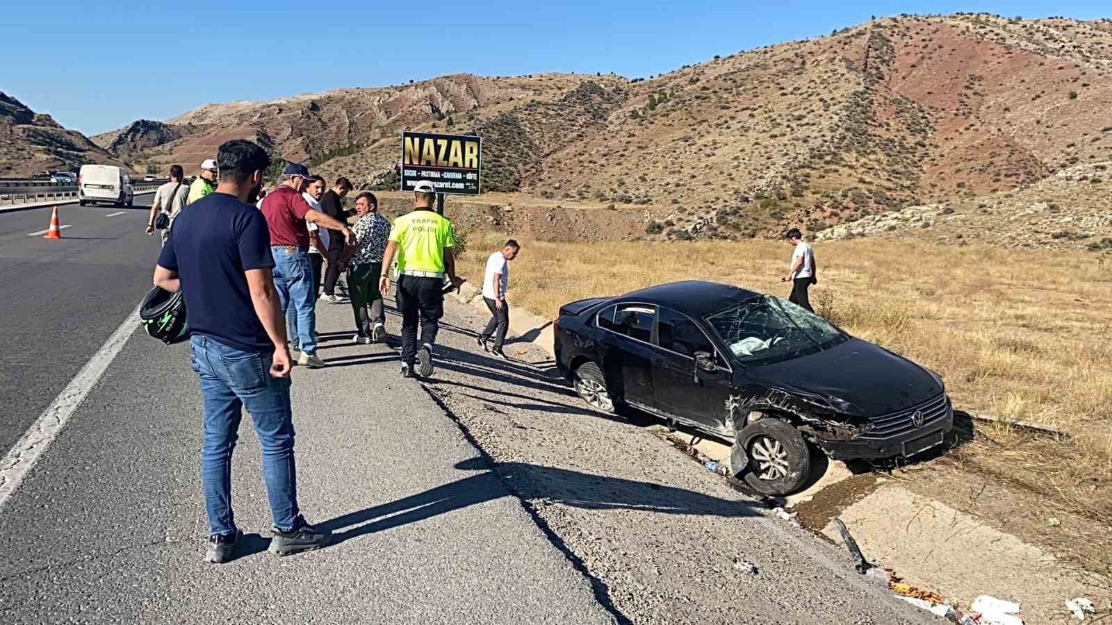 Sivas'ta kontrolden çıkan otomobil şarampole savruldu: 5 yaralı