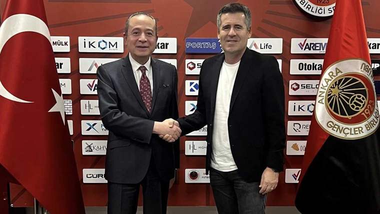 Gençlerbirliği kulübü başkanı ve Hüseyin Eroğlu, el sıkışarak poz veriyor.