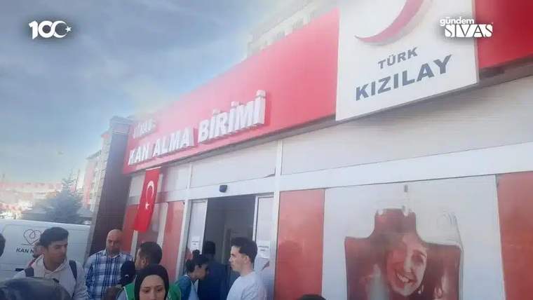 Türk Kızılay Kan Alma Birimi girişinde, kırmızı-beyaz tabelaların önünde birkaç kişi bekliyor.