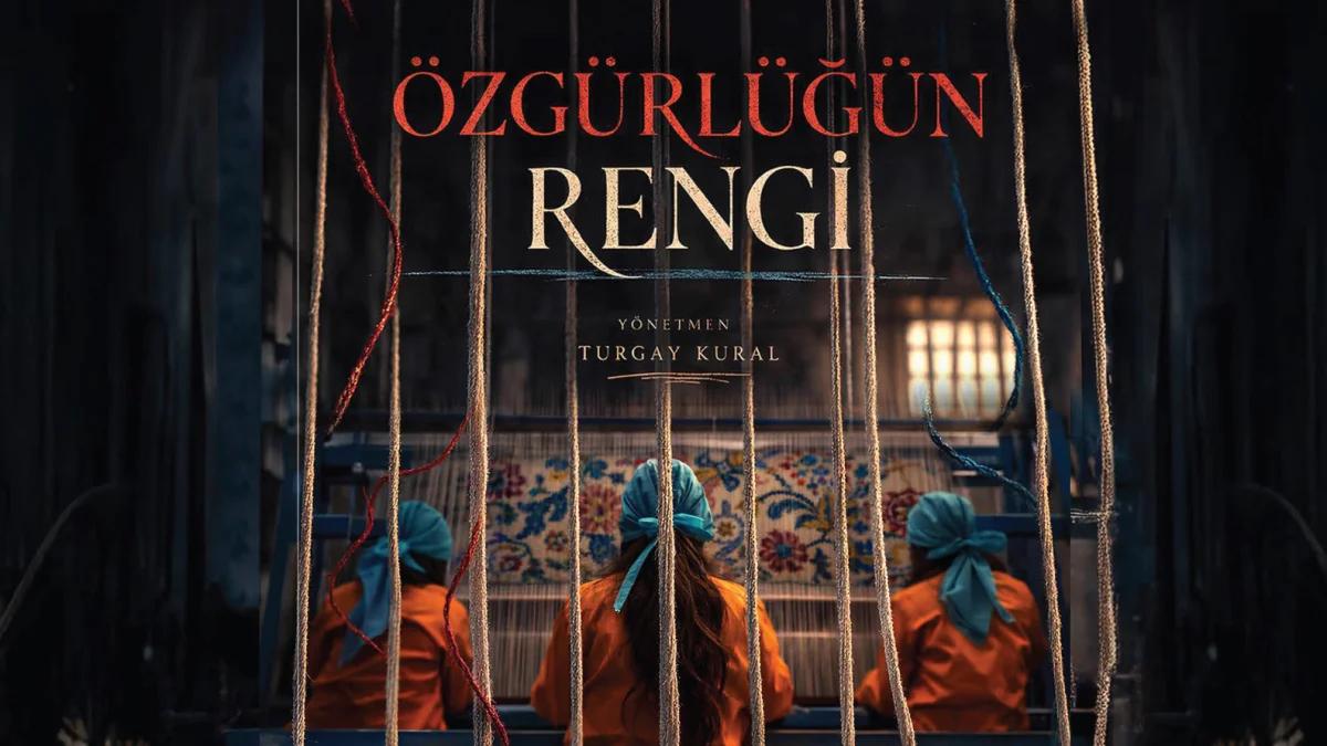 Üç kişi, geleneksel bir dokuma tezgahında çalışıyor, arka planda renkli ipler var.