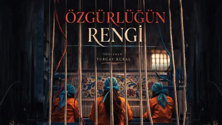 Üç kişi, geleneksel bir dokuma tezgahında çalışıyor, arka planda renkli ipler var.