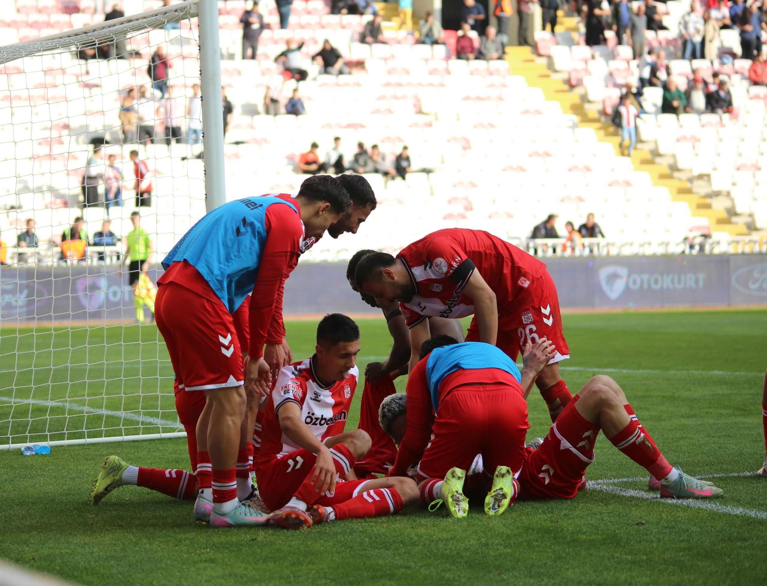1. Lig'de Nefes Kesen Mücadele: Özbelsan Sivasspor, 10 Kişiyle Manisa FK'yı Devirdi (3-2)