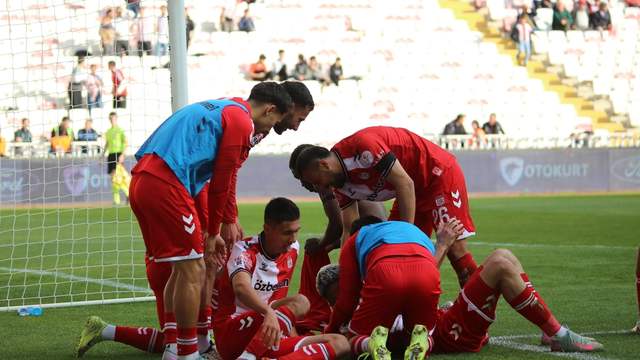 1. Lig'de Nefes Kesen Mücadele: Özbelsan Sivasspor, 10 Kişiyle Manisa FK'yı Devirdi (3-2)