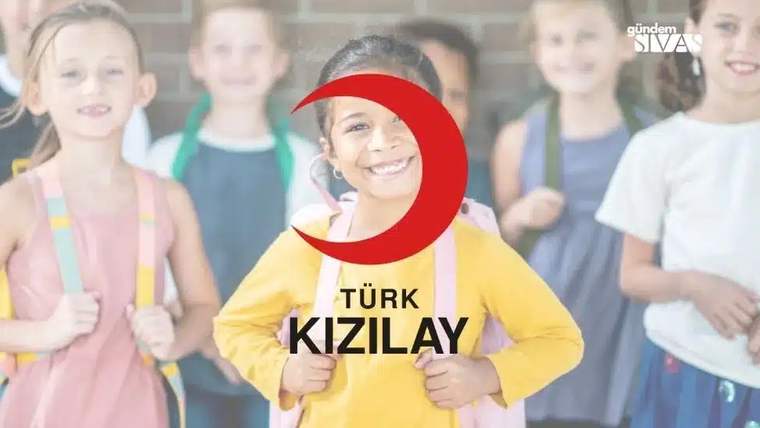 Gülümseyen bir kız çocuğu, sırt çantasıyla birlikte arka planda başka çocuklarla duruyor.