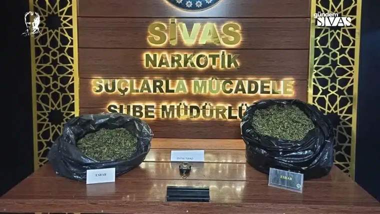 Sivas Narkotik Suçlarla Mücadele Şube Müdürlüğü'nde iki siyah çuval içinde uyuşturucu madde sergileniyor.