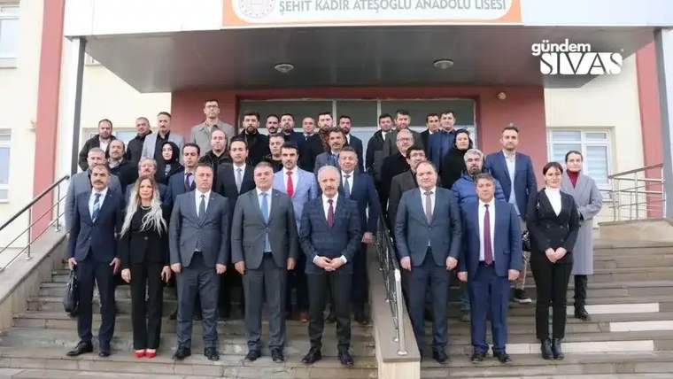 Şehit Kadir Ateşoğlu Anadolu Lisesi girişinde, merdivenlerde poz veren kalabalık bir grup görülüyor.