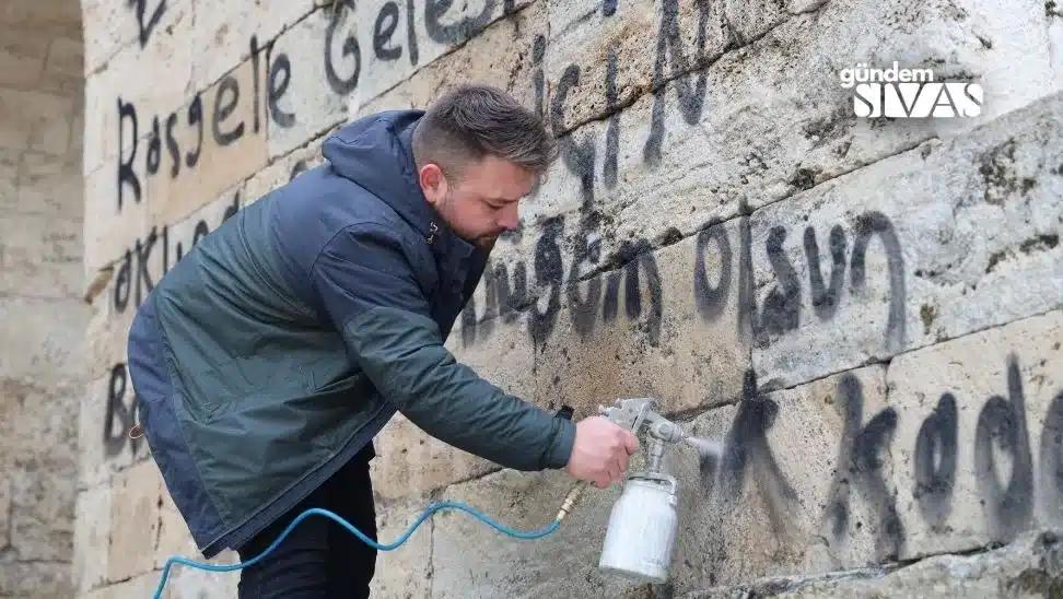 Tarihi Medreseye Yapılan Saygısızlık Temizlendi