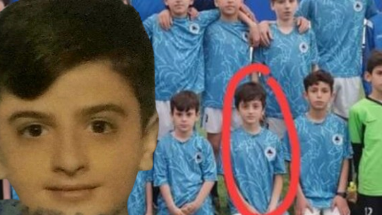 Solda bir çocuğun portresi, sağda mavi formalı futbol takımında kırmızı çemberle işaretlenen çocuk görülüyor.