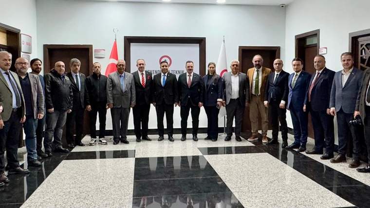 İskenderun Teknik Üniversitesi'nde bir grup insan, resmi bir toplantı için bir araya gelmiş.