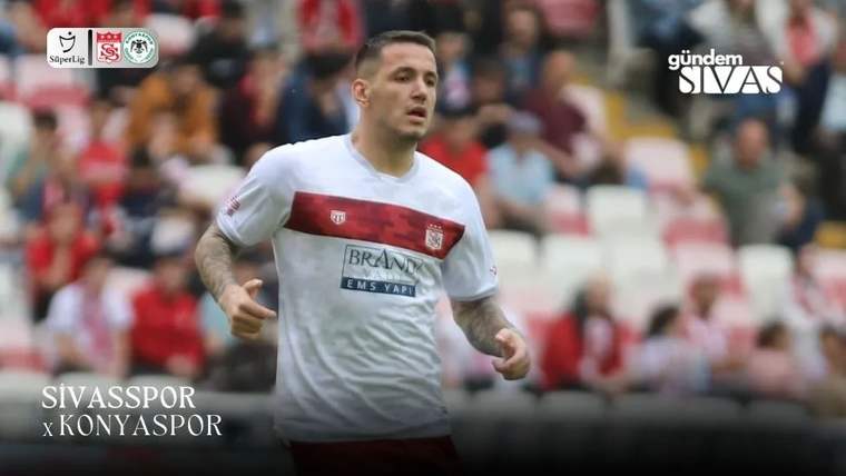 Kırmızı-beyaz formalı bir futbolcu, tribünlerin önünde koşarken görülüyor; altta Sivasspor ve Konyaspor yazıları yer alıyor.