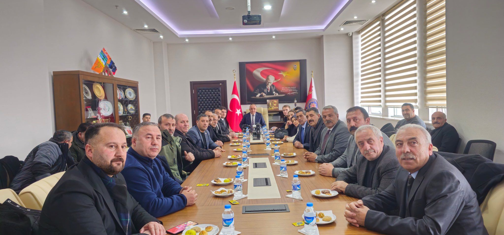 Kars Emniyet Müdürü Mehmet Ömür Saka, mahalle muhtarlarıyla huzur toplantısı yaptı - Birlik Haber Ajansı