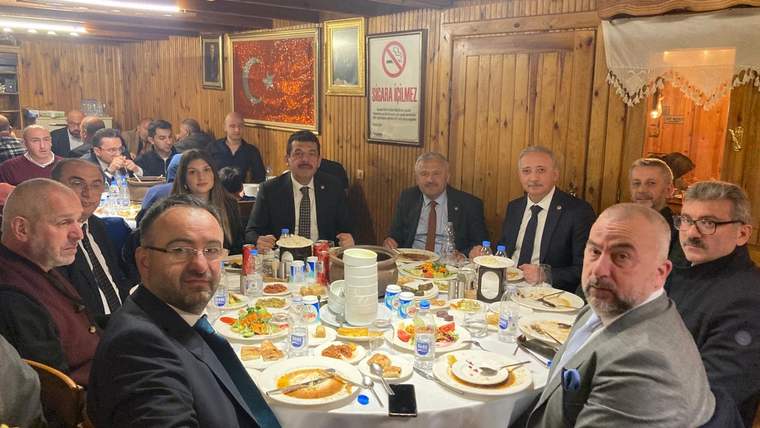 İyiderelilerin iftar yemeğinde bir araya geldiği uzun bir masa, yemek ve içeceklerle dolu.