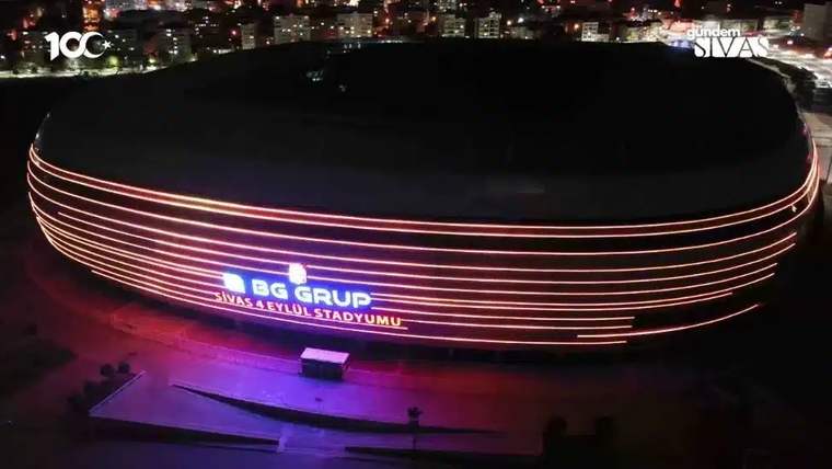 4 Eylül Stadyumu'nun gece aydınlatması, stadyumun dış cephesinde renkli ışıklarla görünmekte.