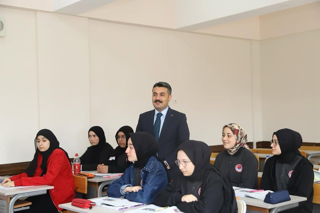 Sivas Milli Eğitim Müdürü Fatih Erdoğan, Abdussamed Bal Kız Anadolu İmam Hatip Lisesi'ni Ziyaret Etti