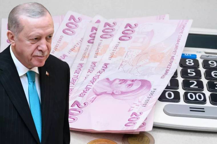 Arka planda 200 TL banknotlar ve bir hesap makinesi, ön planda bir kişi duruyor.