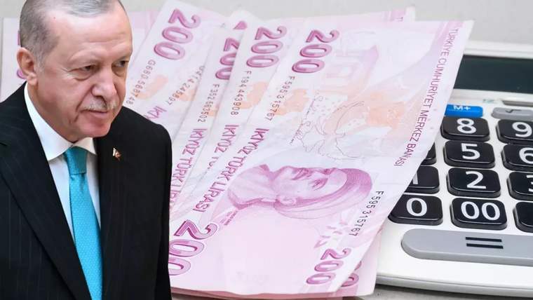 Arka planda 200 TL banknotlar ve bir hesap makinesi, ön planda bir kişi duruyor.