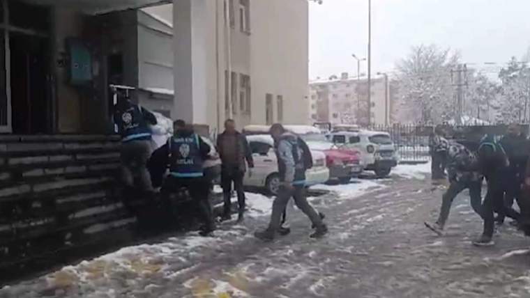 Kayseri’de fuhuş çetesine şafak operasyonu: 10 kadın kurtarıldı! 6 gözaltı - Birlik Haber Ajansı