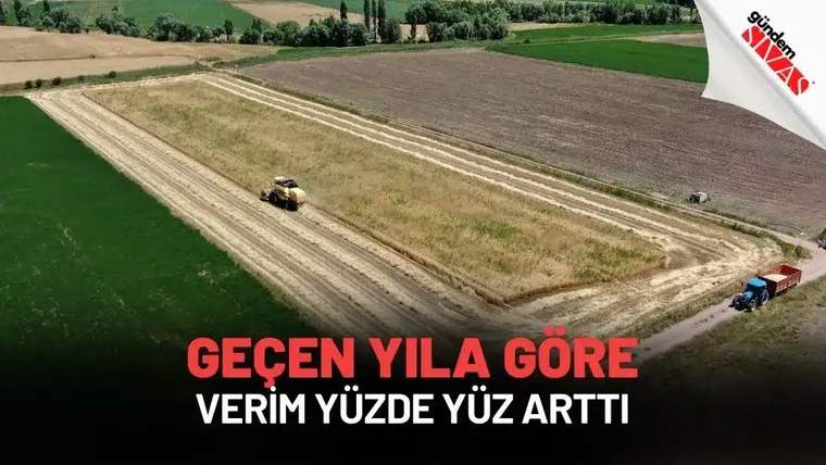 Havadan çekimde, farklı renklerde tarım arazileri ve tarlalarda çalışan sarı ile mavi tarım makineleri görülüyor.