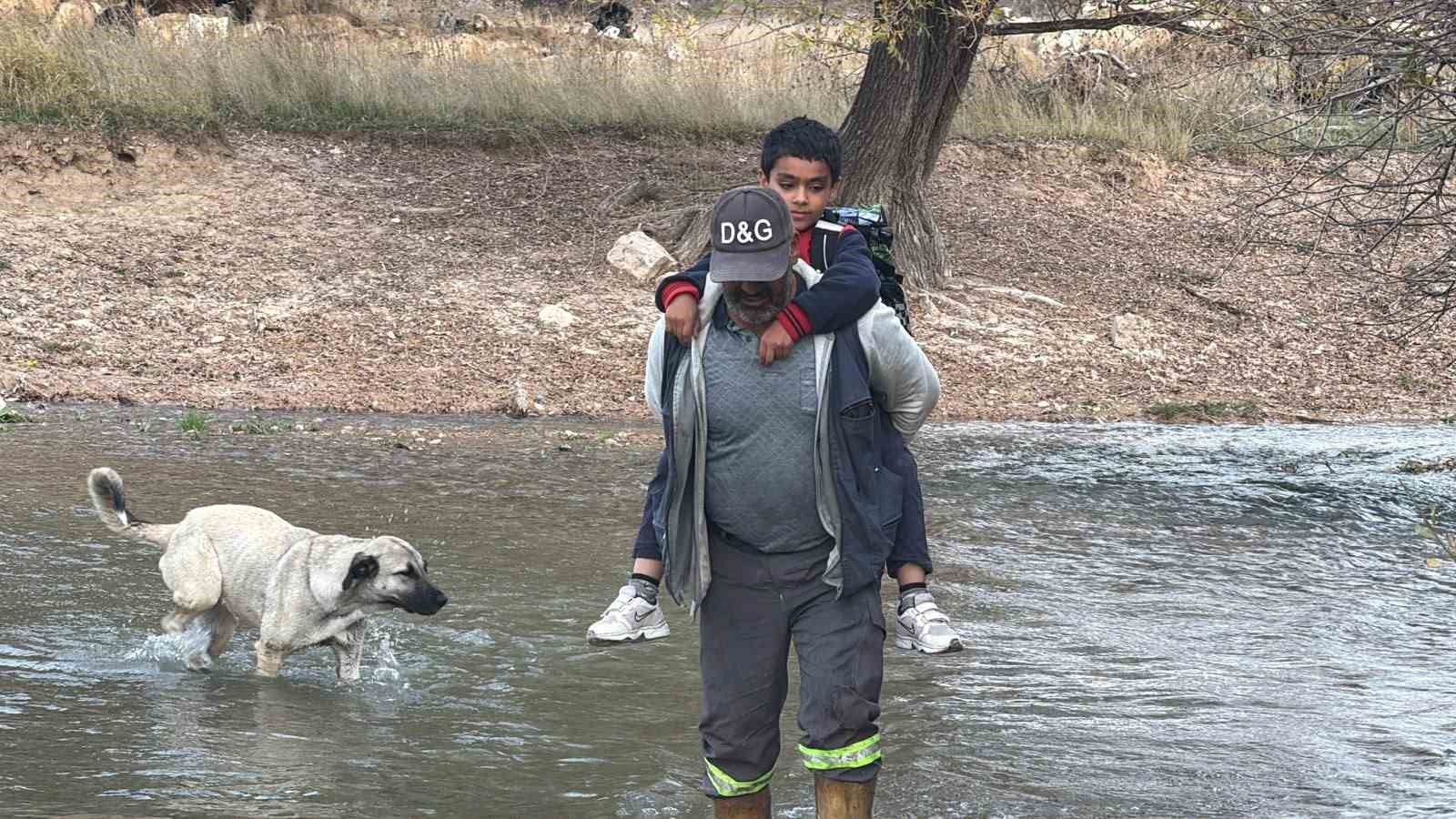 6 yıldır köprüsüz kalan aile, çocuklarını ırmaktan geçiriyor