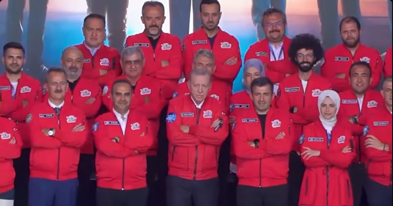 AK Parti’den 25. Yıl Mesajı: “Milletin Hikâyesi” Videosuyla Çeyrek Asırlık Yolculuk