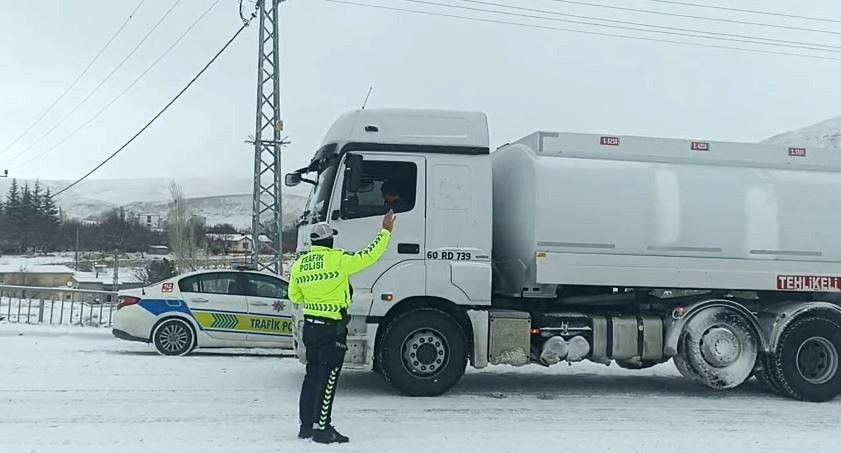 Sivas’ta Yoğun Kar Ulaşımı Vurdu: Kayseri-Malatya Yolu Gürün’de Büyük Araçlara Kapatıldı