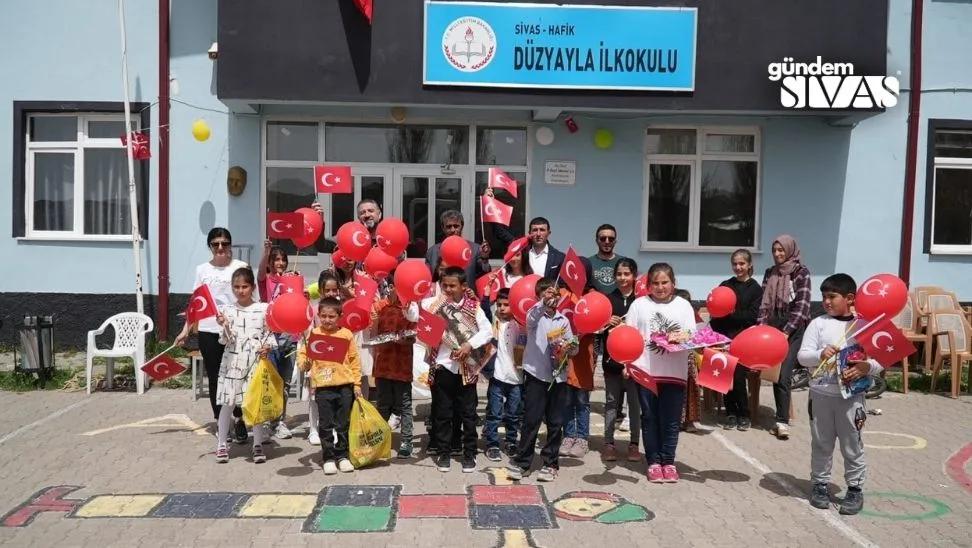 Deveci, Çocukların Bayramını Hafik’te Kutladı!
