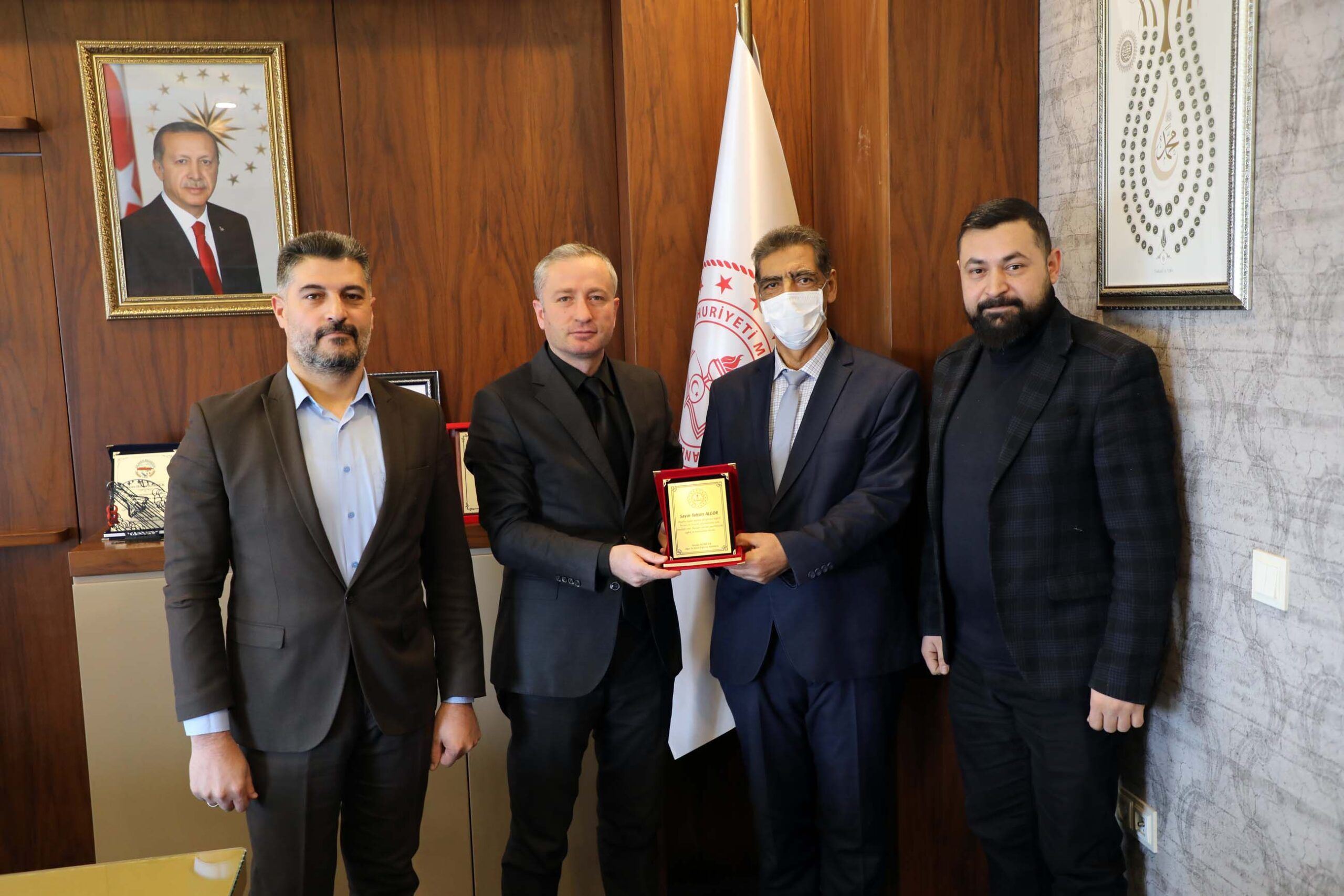 45 yıllık memur Tahsin Algör’e veda ve teşekkür plaketi - Birlik Haber Ajansı