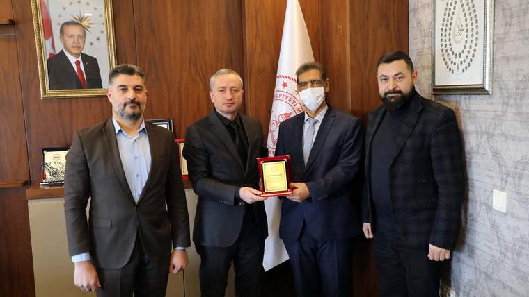 45 yıllık memur Tahsin Algör’e veda ve teşekkür plaketi - Birlik Haber Ajansı