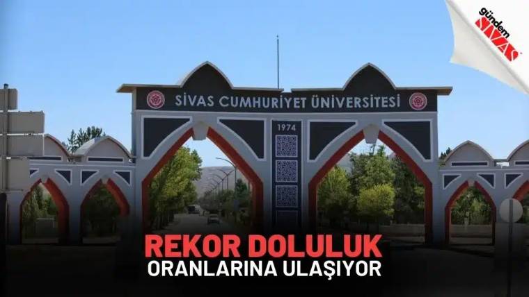 Sivas Cumhuriyet Üniversitesi'nin giriş kapısı, üzerinde üniversite ismi ve tarihi yazılı.