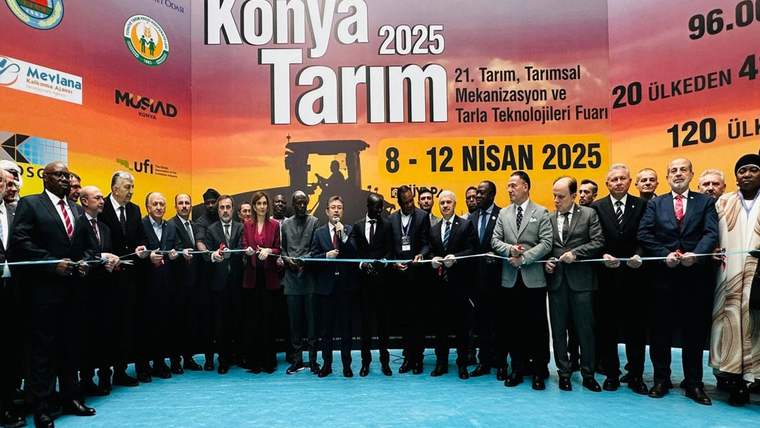 Kurdele kesen kalabalık, arka planda Konya Tarım Fuarı afişi ve logoları görünmekte.