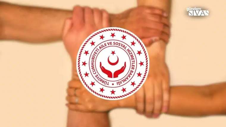 Birbirine kenetlenmiş ellerin ortasında, Aile ve Sosyal Hizmetler Bakanlığı logosu yer alıyor.