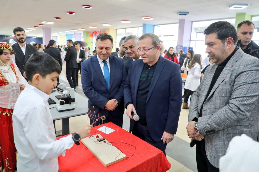 Kars’ta özel bir okul tarafından Kültür ve Sanat Şenliği düzenlendi - Birlik Haber Ajansı