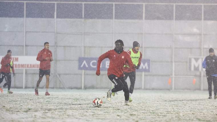 Trendyol 1. Lig Maçı Öncesi Kritik Hazırlık: Özbelsan Sivasspor'dan Kar Altında Antrenman!