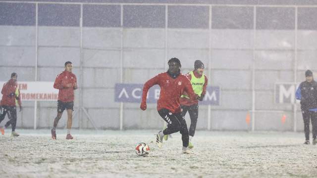 Trendyol 1. Lig Maçı Öncesi Kritik Hazırlık: Özbelsan Sivasspor'dan Kar Altında Antrenman!