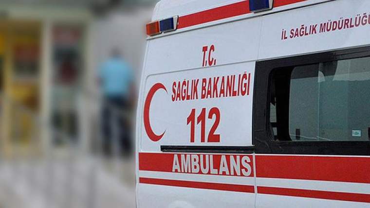 Sağlık Bakanlığı'na ait bir ambulans, hastane önünde duruyor.