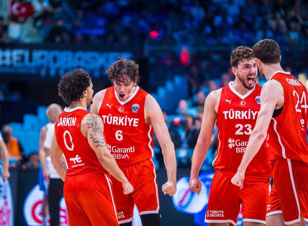 Galatasaray Avrupa Şampiyonası'nda Finale Yükseldi: 12 Dev Adam Coşkuyu Yaşıyor!