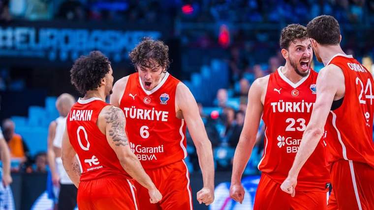 Galatasaray Avrupa Şampiyonası'nda Finale Yükseldi: 12 Dev Adam Coşkuyu Yaşıyor!