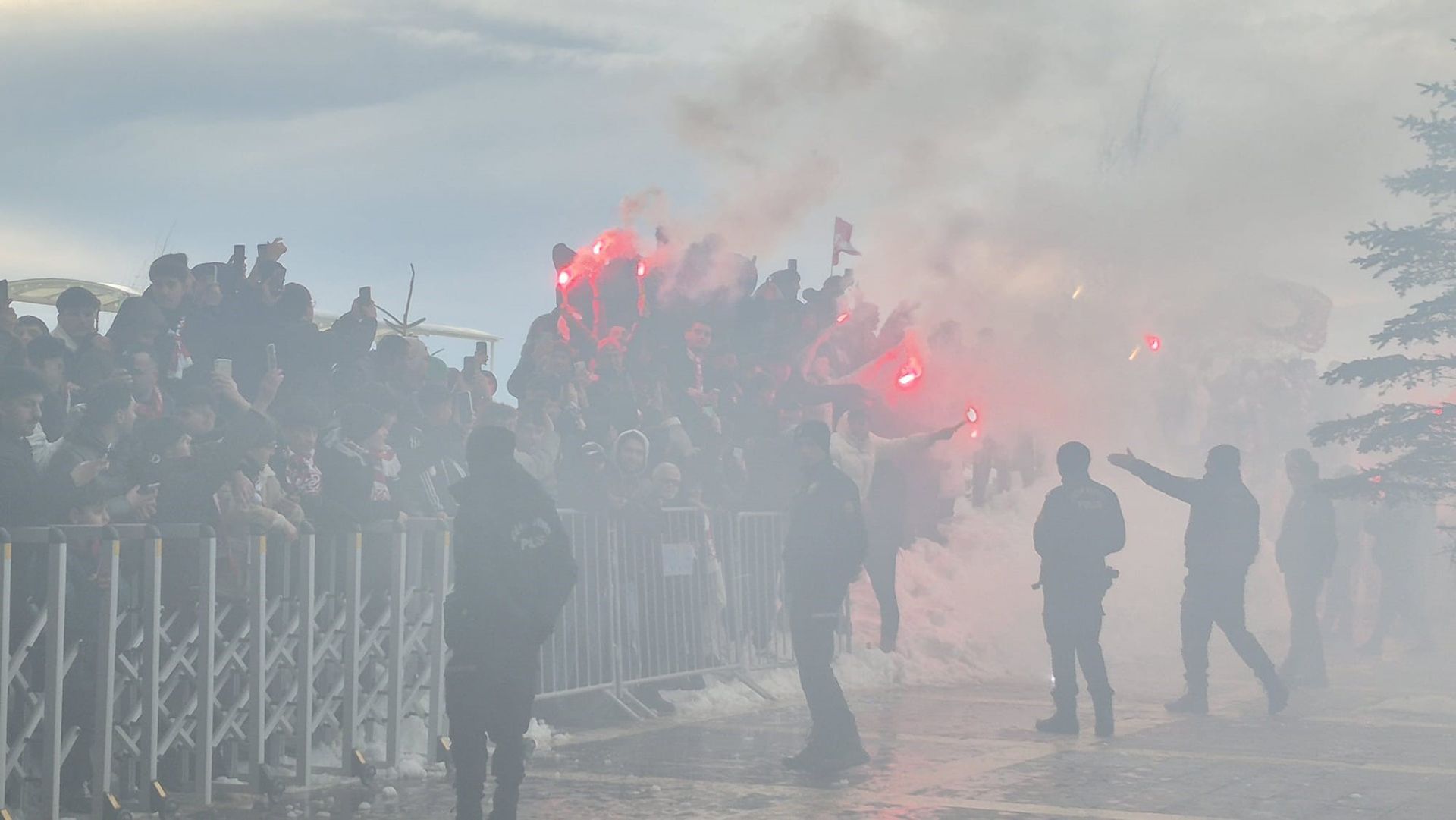 Rey Manaj 555 Gün Sonra Sivas’ta: Sivasspor Taraftarından Meşaleli Karşılama