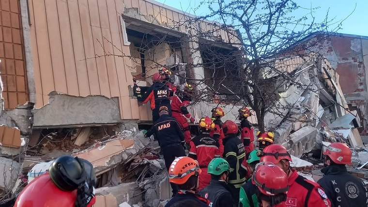 Gebze'de Bina Çöktü: 5 Kişi Enkaz Altında, Yoğun Kurtarma Çalışması Başlatıldı
