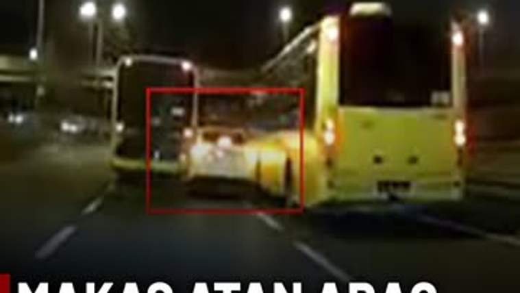 Gece aydınlatılmış yolda iki sarı otobüs arasında, kırmızı çerçeveyle işaretlenmiş beyaz otomobil görülüyor.