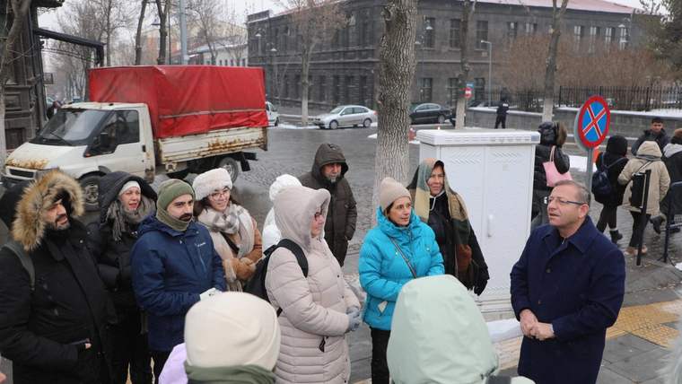 Vali Ziya Polat, Kars’ı tercih eden yerli turistlere Kars'ı anlattı - Birlik Haber Ajansı