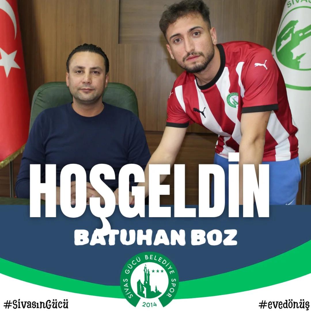 Masada oturan iki erkekten biri kırmızı-beyaz formayla duruyor; görselde “HOŞGELDİN BATUHAN BOZ” yazısı yer alıyor.