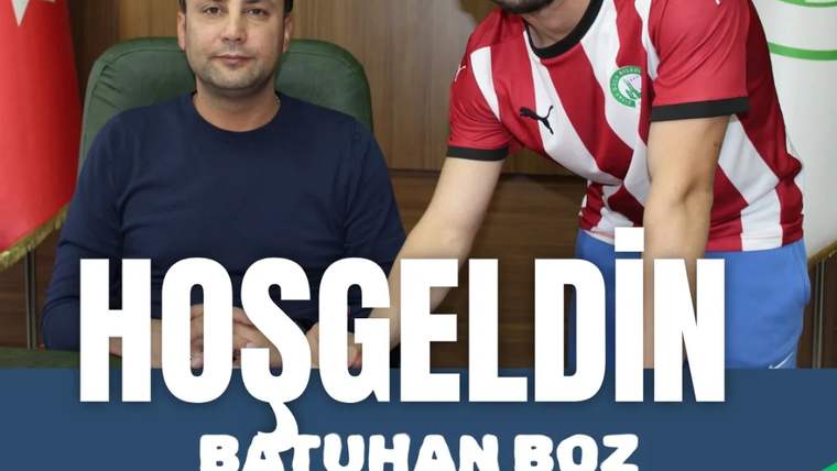 Masada oturan iki erkekten biri kırmızı-beyaz formayla duruyor; görselde “HOŞGELDİN BATUHAN BOZ” yazısı yer alıyor.